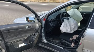 Çarptıkları Köpek İçin Duran Kadına Otomobil Çarptı