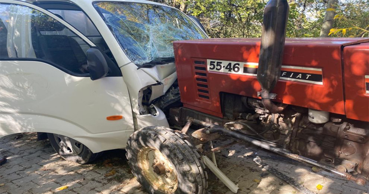 Süt Tankı Yüklü Kamyonet ile Traktör Köy İçinde Burun Buruna Çarpıştı