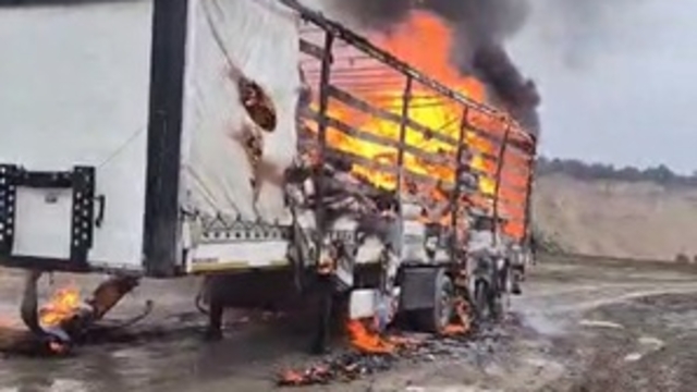 Bolu’da kağıt yüklü dorse alev topuna döndü